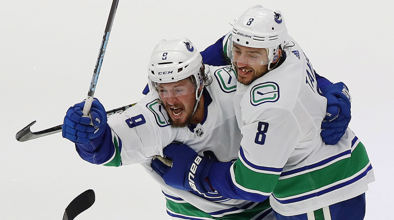 Kriss Tanevs (Nr.8) priecājas par Vankūveras "Canucks" uzvaras vārtiem. Foto: USA Today Sports/Scanpix