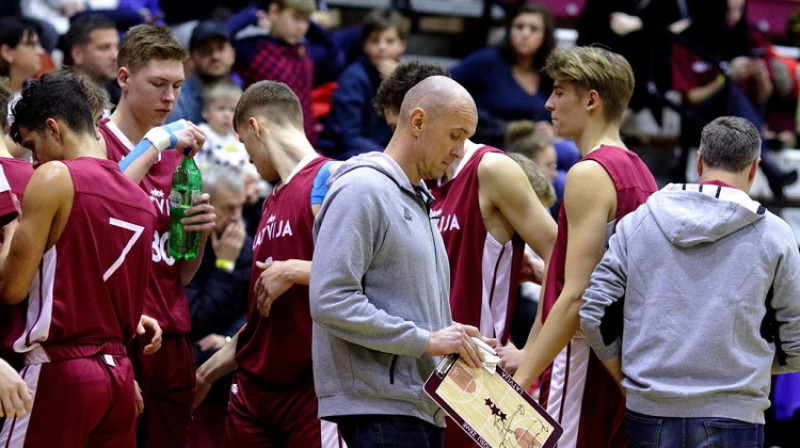 Agris Galvanovskis un Latvijas kadeti: uzvara pār Lietuvas "balto" komandu. Foto: Siim Semiskar, basket.ee