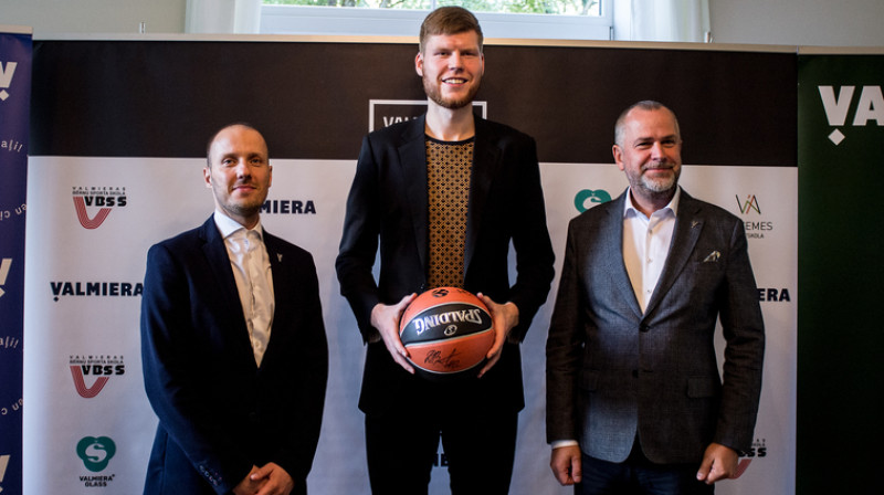 Miks Balodis, Dāvis Bertāns un Jānis Baiks ''Bertānu Valmieras basketbola skolas'' dibināšanas preses konferencē. Foto: Jānis Lārmanis