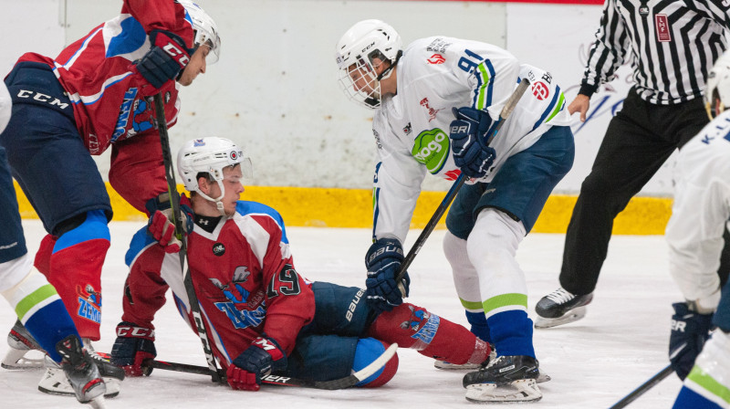 Martins Rodrigo Laviņš (Nr.91) cīņā par ripu pret "Zemgale"/LLU hokejistiem. Foto: Ruslans Antropovs