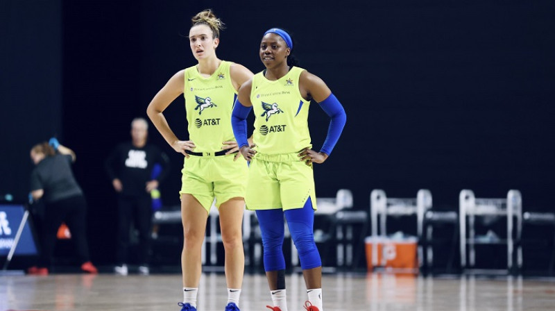 Marina Meibrija un Arike Ogunbovale: divatā 50 punkti WNBA regulārās sezonas pēdējā spēlē. Foto: Dallas Wings