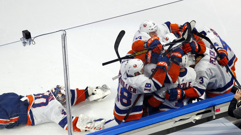 Ņujorkas "Islanders" hokejisti priecājas par uzvaru spēlē pret Tampabejas "Lightning". Foto: USA Today Sports/Scanpix