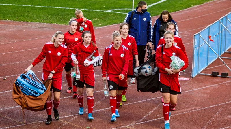 Sieviešu futbola izlase pēc pirmsspēles treniņa Liepājā / Foto: Nora Krevņeva-Baibakova