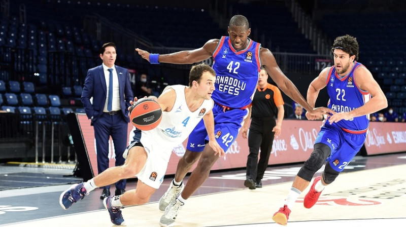 Kevins Pangoss cīņā pret "Anadolu Efes". Foto: Euroleague