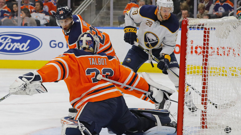 Zemgus Girgensons gūst vārtus pret Edmontonas "Oilers". Foto: USA TODAY Sports/Scanpix