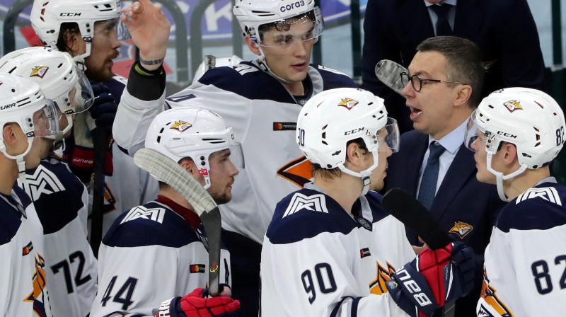 Iļja Vorobjovs un Magņitogorskas "Metallurg" hokejisti. Foto: Alexander Demianchuk/TASS/Scanpix