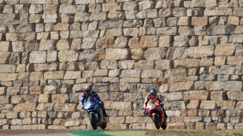 Alekss Rinss un Alekss Markess cīņā par uzvaru Aragonas "Grand Prix". Foto: Reuters/Scanpix