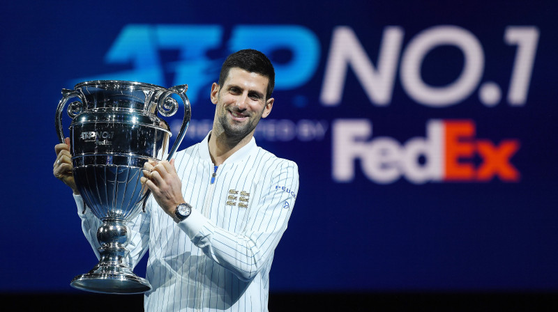 Novaks Džokovičs pirms turnīra sesto reizi saņēma ATP gada noslēguma ranga līdera trofeju. Foto: EPA/Scanpix