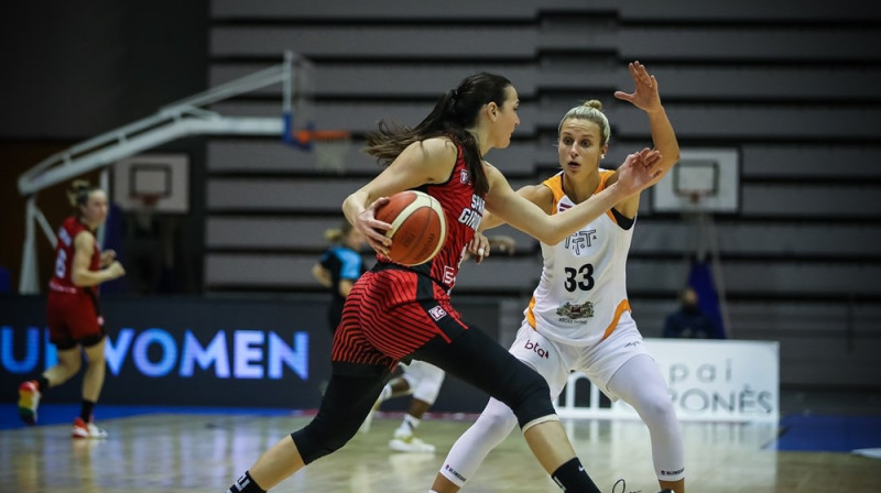 Kitija Laksa cīņā pret Soņu Vasiču. Foto: FIBA