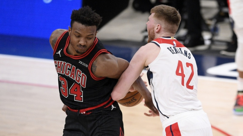 Dāvis Bertāns cīņā pret "Bulls". Foto: USA TODAY Sports/Scanpix