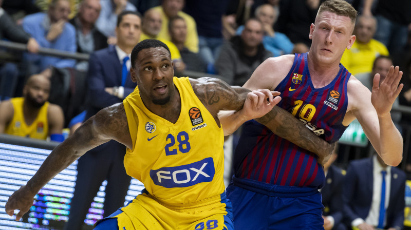 Tarīks Bleks cīņā ar Rolandu Šmitu. Foto: Euroleague