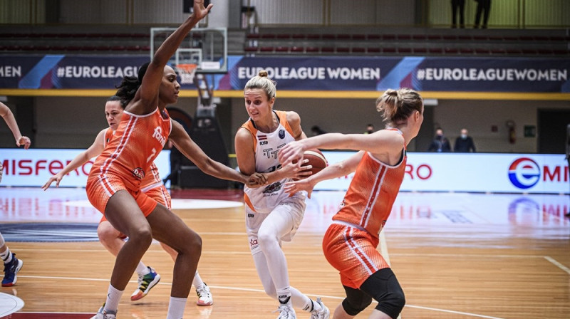 Kitija Laksa: 17 punkti pret "Famila Schio". Foto: FIBA