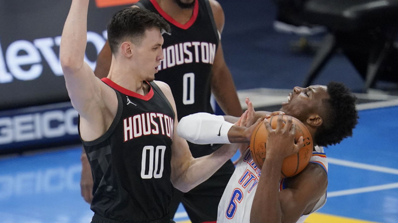 Rodions Kurucs un Hamido Dialo. Foto: AP/Scanpix