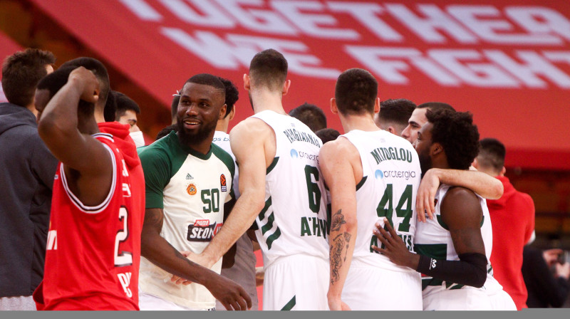 Atēnu "Panathinaikos" spēlētāji pēdējā mačā pret "Olympiacos". Foto: EPA/Scanpix