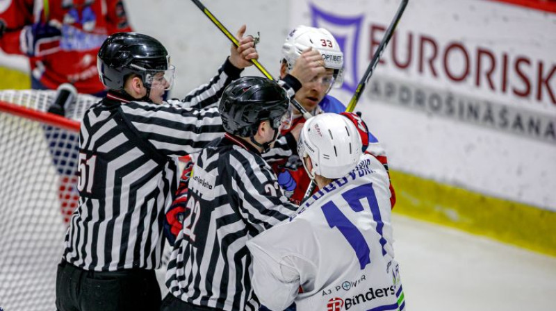 Aleksandrs Galkins pret Elvisu Želubovski. Foto: Agris Bricis/OHL