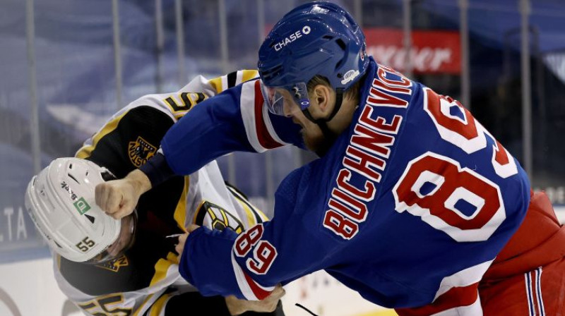 Kautiņš spēlē starp Ņujorkas "Rangers" un Bostonas "Bruins". Foto: AFP/Scanpix