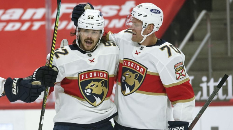 Floridas "Panthers" hokejisti Makenzijs Vīgars (Nr. 52) un Pātriks Hērnkvists (Nr. 70) svin vārtu guvumu. Foto: Paul Sancya/AP/Scanpix