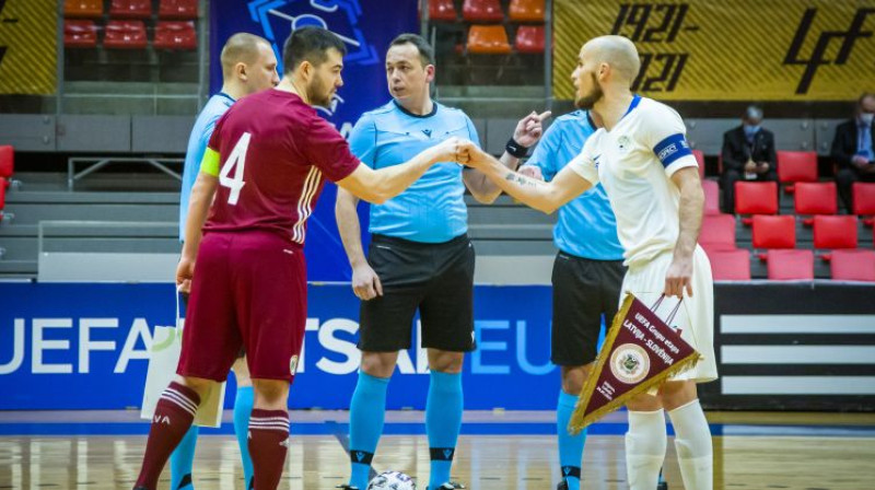 Maksims Seņs kopā ar Slovēnijas izlases kapteini. Foto: LFF