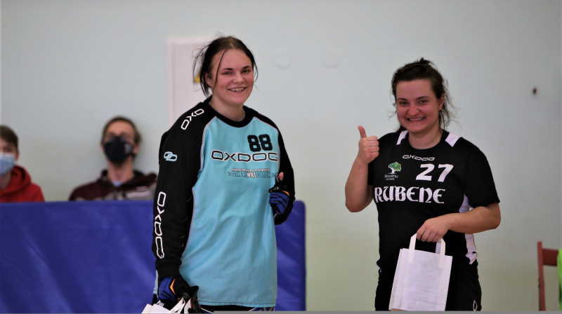 Labākās spēlētājas: Danute Tinkuse (#27) un Sanija Ķezbere (#88). Foto: Ritvars Raits, floorball.lv