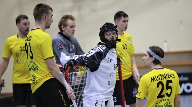 "Pārgaujas" vārtsargs Arvis Kalniņš savu komandas biedru vidū. Foto: Ritvars Raits, floorball.lv