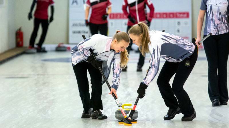 No kreisās: Katrīna Gaidule, Betija Gulbe
SK OB/Stabulnieces komanda
Foto: Ansis Ventiņš