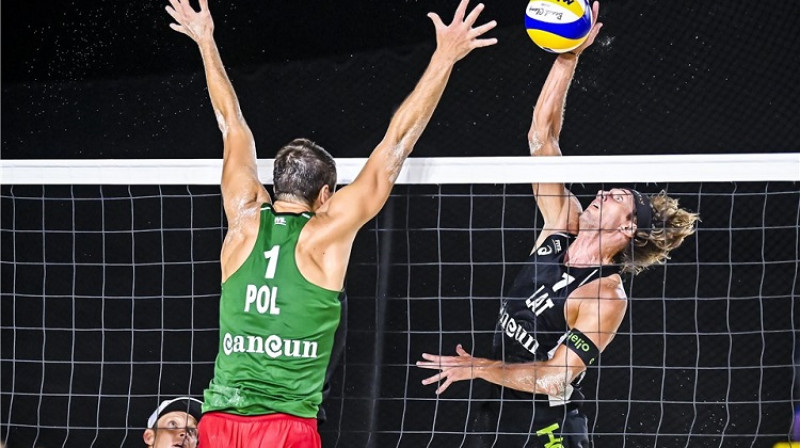 Aleksandrs Samoilovs uzbrukumā. Foto: FIVB