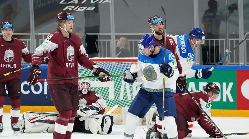 Kazahstānas hokejists līksmo pēc vārtu guvuma. Foto: Andre Ringuette/HHOF-IIHF Images