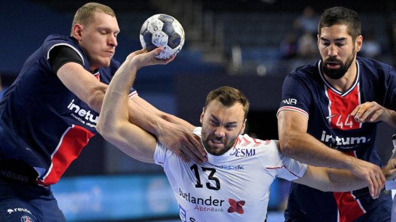 Dainis Krištopāns un Nikola Karabatičs aizsardzībā. Foto: EPA/Scanpix