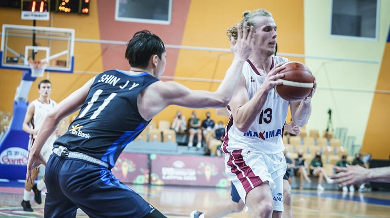 Ričards Kļanskis spēlē pret Koreju. Foto: Romāns Kokšarovs, FIBA