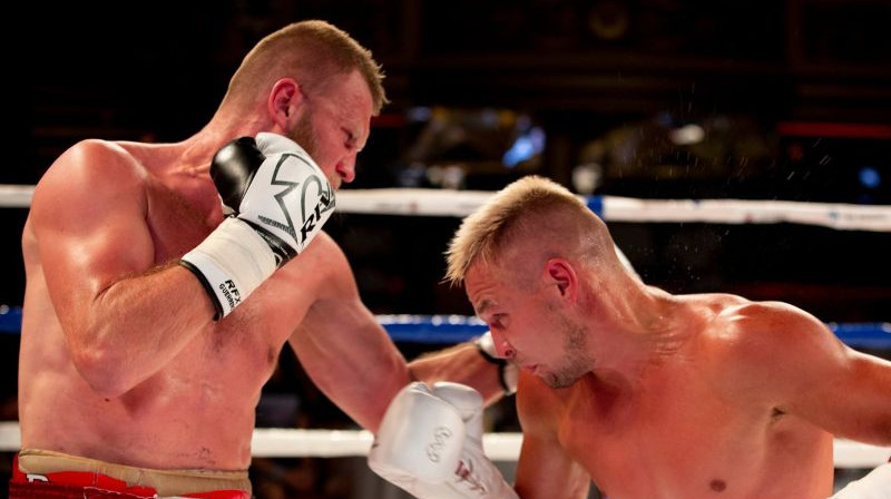 Kristaps Bulmeistars (pa kreisi) cīņā pret Ivanu Muraškinu. Foto: Boriss Simsons/LNK Boxing