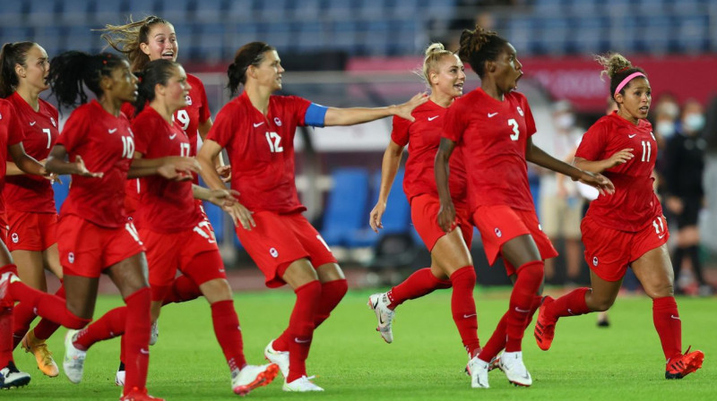 Kanādas sieviešu futbola izlases spēlētāju prieki. Foto: Reuters/Scanpix
