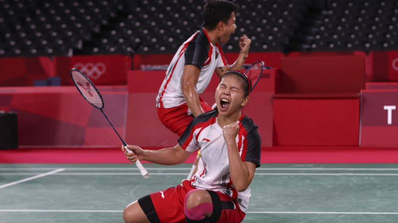 Indonēzijas badmintonistes Greisija Polī un Aprijani Rahaju. Foto: Leonhard Foeger/Reuters/Scanpix