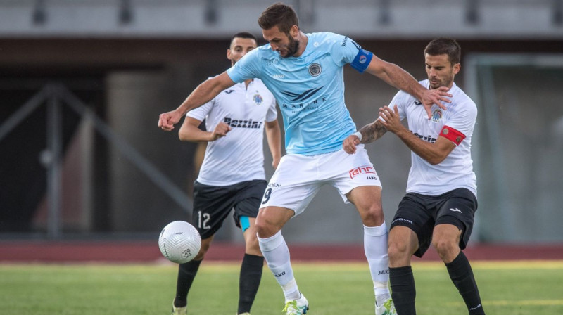 "Riga" aizsargs Ivans Paurevičs ar bumbu spēlē pret Paolas "Hibernians". Foto: Zigismunds Zālmanis/Riga FC