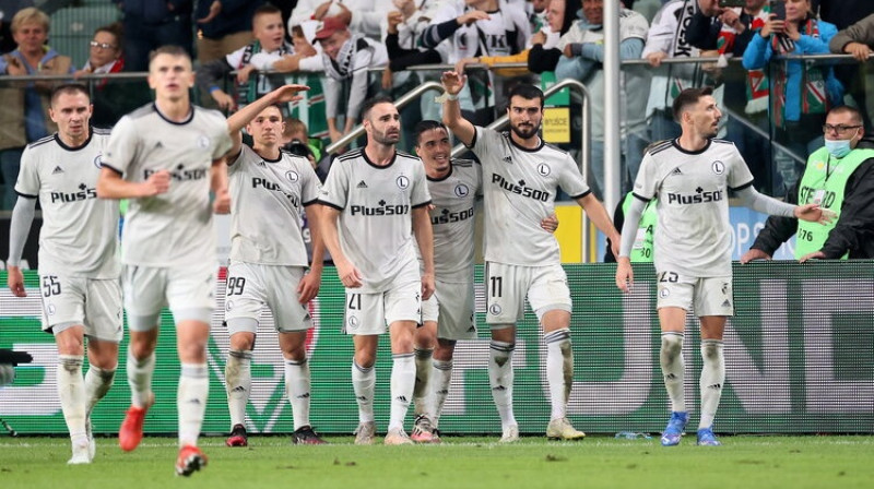 Varšavas ''Legia'' futbolisti pēc otrā vārtu guvuma. Foto: EPA/Scanpix