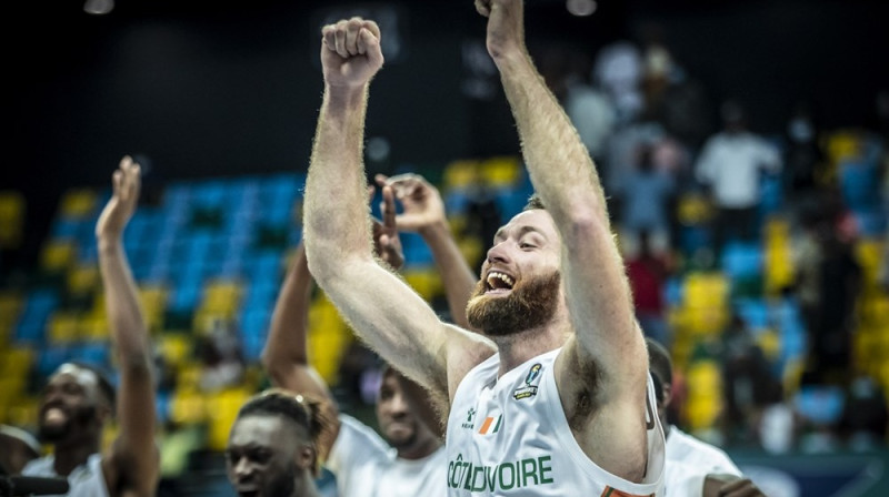 Mets Kostello līksmo pēc Senegālas apspēlēšanas. Foto: FIBA