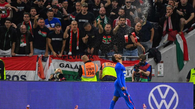 Ungārijas futbola skatītāju reakcija pēc Rahīma Stērlinga gūtajiem vārtiem. Foto: AFP/Scanpix