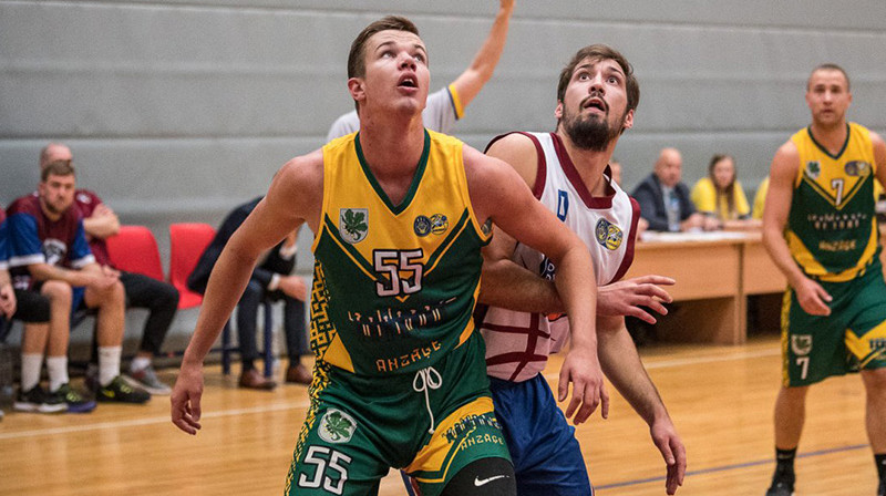 Mārcis Saulītis cīņā zem groziem. Foto: Basket.lv