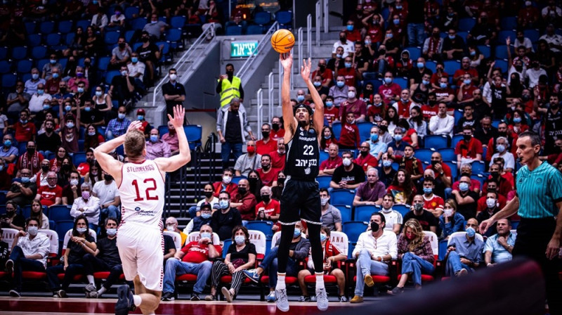 Mārcis Šteinbergs aizsardzībā pret Kaizeru Geitsu. Foto: FIBA BCL