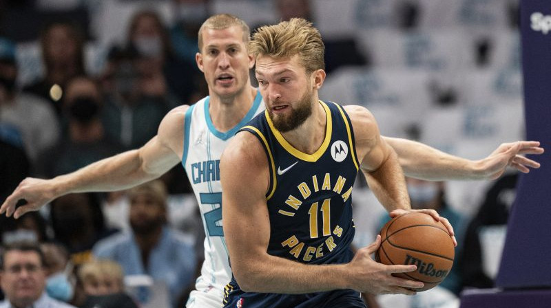 "Pacers" spēlētājs Domants Sabonis pret "Hornets" centru Meisonu Plamlī. Foto: AP/Scanpix