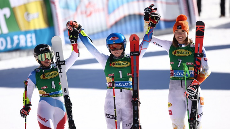 Pirmo trīs vietu ieguvējas: (no kreisās) L.Guta-Behrmai, M.Šifrina ,P.Vlhova. Foto:Scanpix/REUTERS/Lisi Niesner