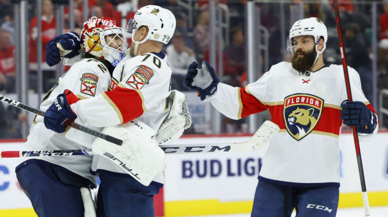 Floridas "Panthers" hokejisti sveic vārtsargu Sergeju Bobrovski. Foto: Rick Osentoski/USA Today Sports/Scanpix