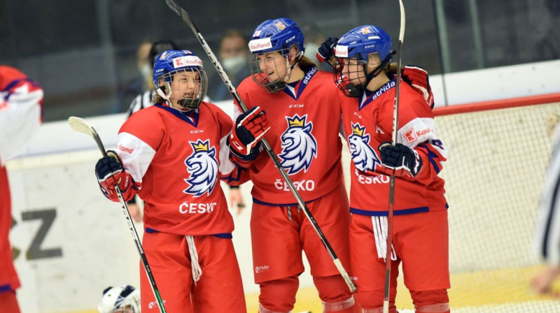 Čehijas izlases hokejistes svin vārtu guvumu. Foto: iihf.com