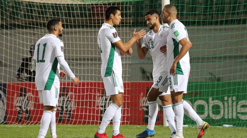 Alžīrijas izlases futbolisti svin vārtu guvumu. Foto: CAF