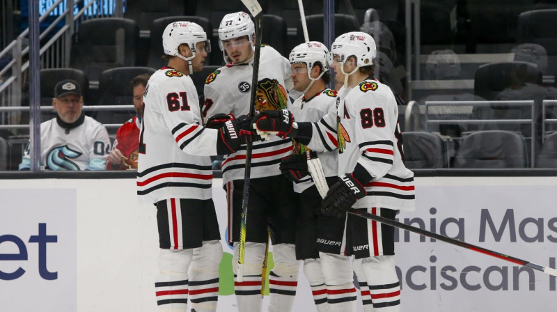 Čikāgas "Blackhawks" hokejisti svin vārtu guvumu. Foto: Joe Nicholson/USA Today Sports/Scanpix