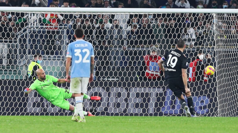 Leonardo Bonuči pārspēj Pepi Reinu. Foto: SPO/Scanpix