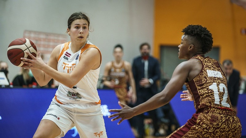 Vanesa Jasa cīņā pret Eiropas čempioni Ivonnu Andersoni. Foto: EuroLeague Women