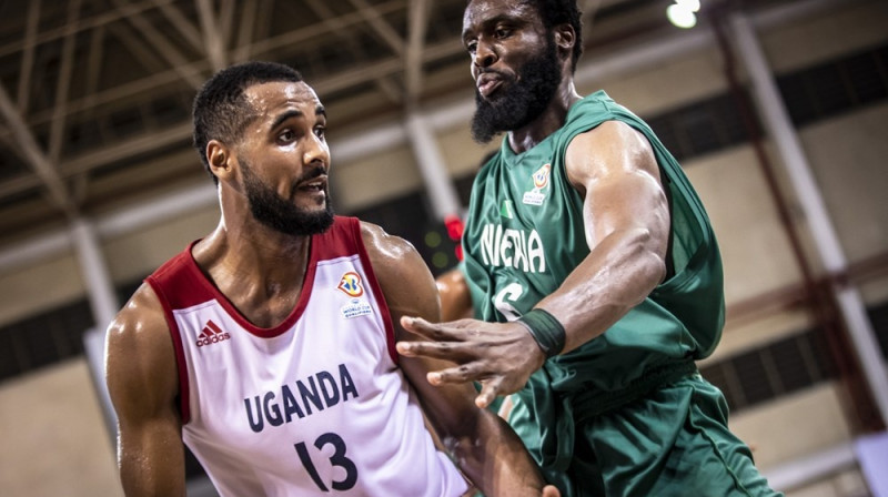 Brendons Deivīss pret Ikē Diogu. Foto: FIBA