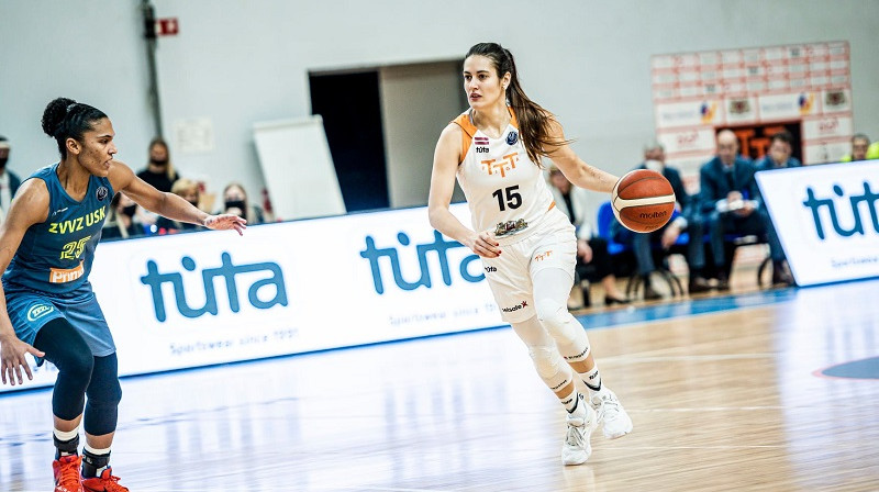 Ieva Pulvere un Alisa Tomasa. Foto: EuroLeague Women