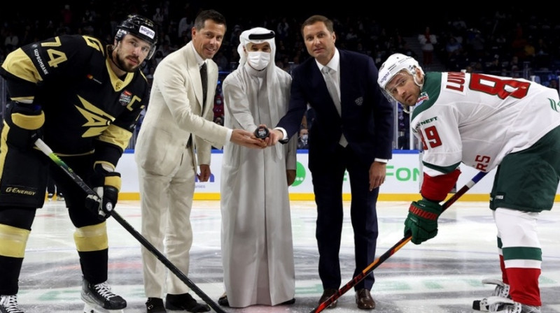 Dubaijas Sporta padomes ģenerālsekretārs Saids Harebs (centrā). Foto: KHL