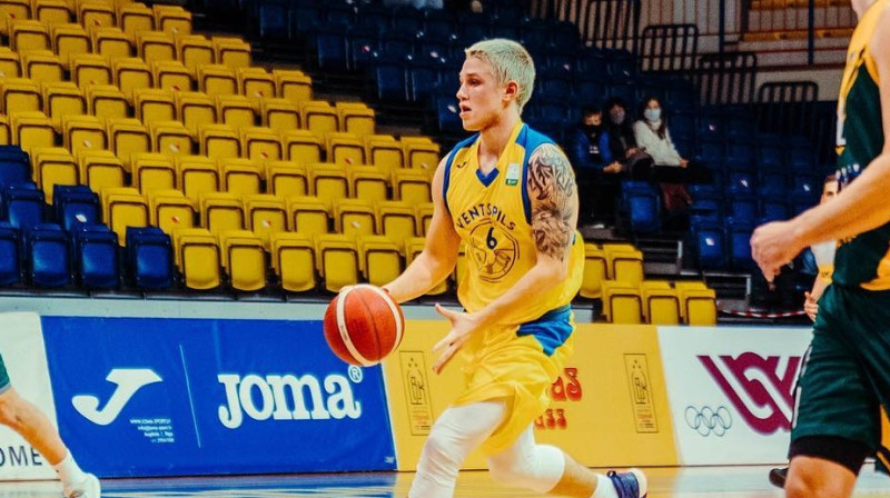 Dāvis Ozers ar bumbu. Foto: BK Ventspils